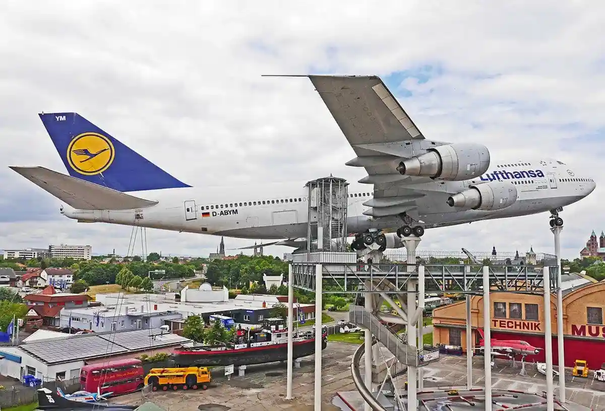 европейский авиаконцерн Lufthansa фото