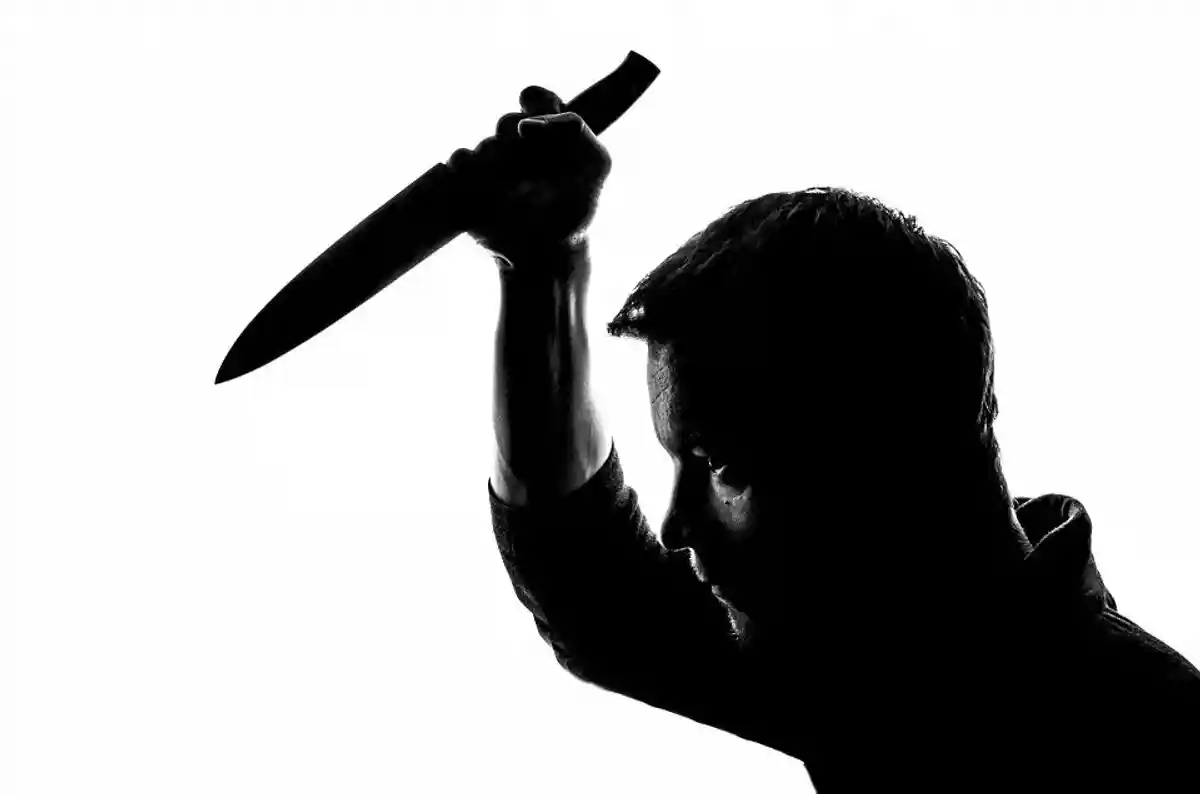 мужчина с ножом собирается нанести удар фото