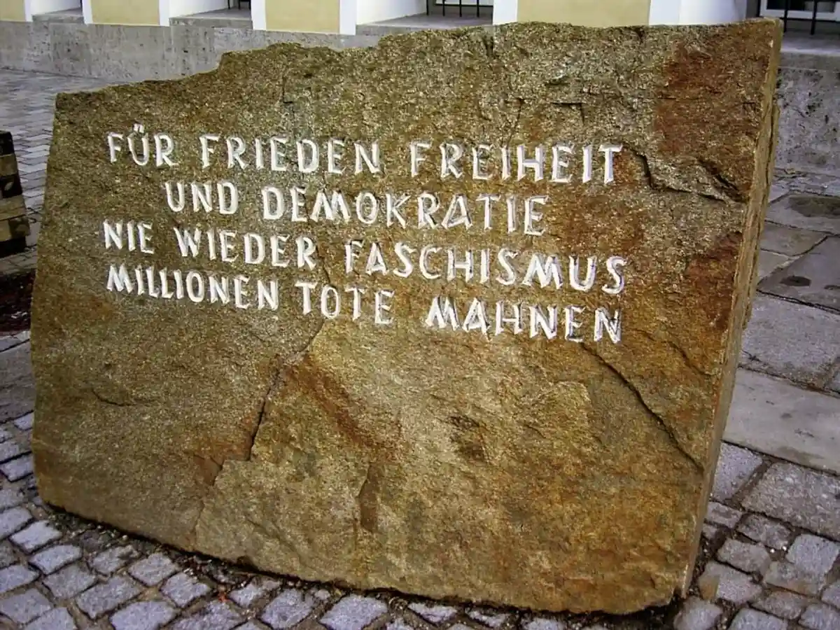 Мемориальный камень против войны и фашизма в Австрии фото
