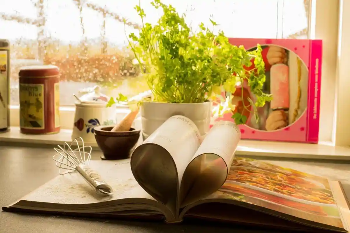 кулинарная книга на столе фото